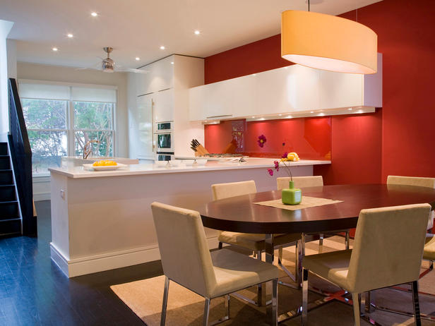 peinture-cuisine-meubles-blancs-25-idées-mur-rouge-lustre-élégant-fleurs-vase-vert-table-bois peinture cuisine