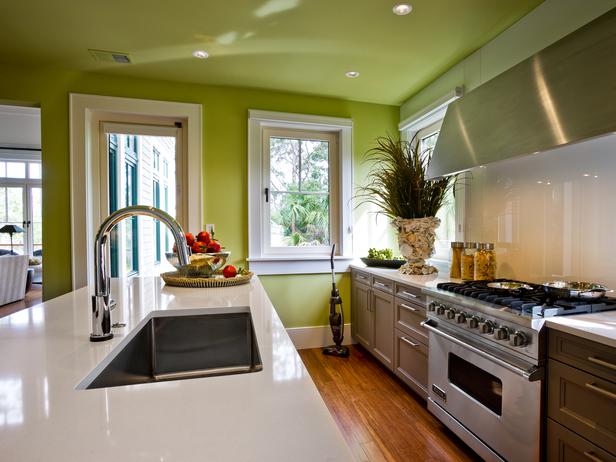 peinture-cuisine-meubles-blancs-25-idées-plafond-accents-vert-plante-verte-dosseret-blanc-plancher-bois peinture cuisine