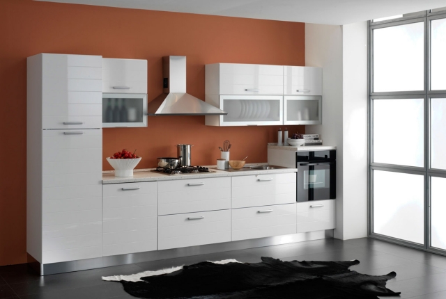 peinture-cuisine-meubles-blancs-25-idées-plancher-gris-mur-orange-chaud-poignées-métalliques peinture cuisine