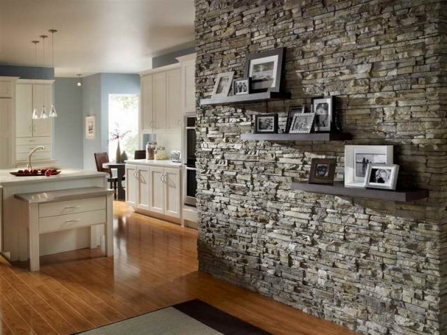 pierre-parement-revêtement-mural-intérieur-décoratif-gris-étagères-bois-cuisine