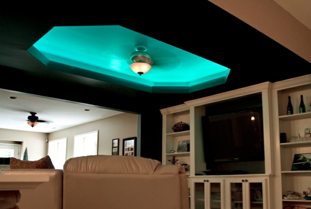 plafond-lumineux-LED-bleu-salon-moderne