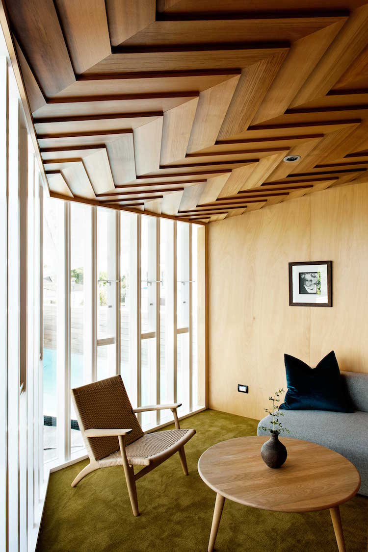 plafond-moderne-faux-plafond-bois-chevrons