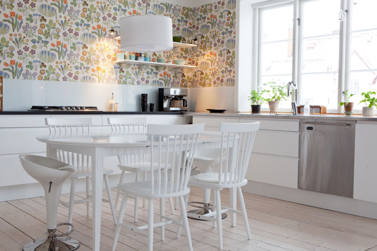revêtement mural cuisine-papiers-peints-motifs-floraux-table-chaises-blanches