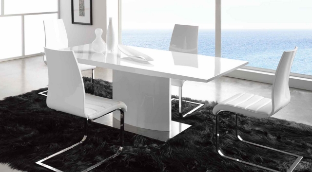 salle-à-manger-moderne-table-chaises-couleur-blanche-métal