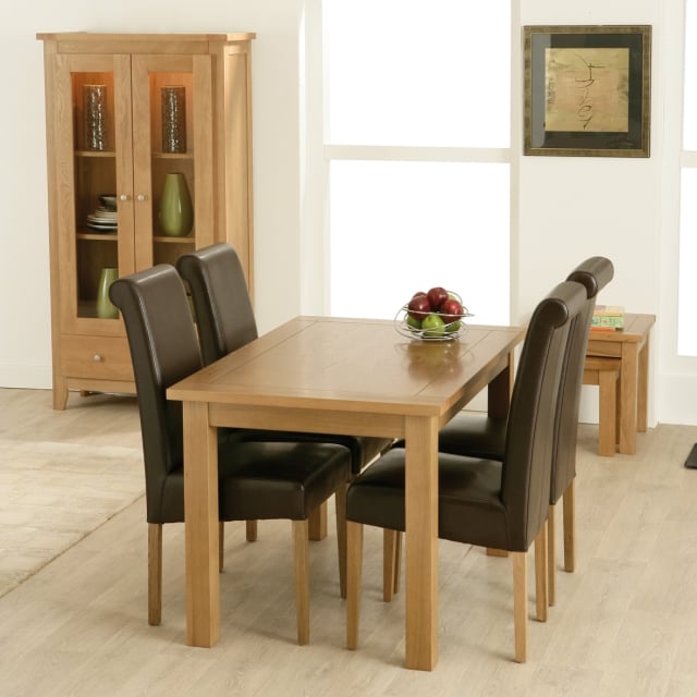 salle-à-manger-moderne-table-chaises-cuir-bois