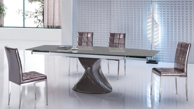 salle-à-manger-moderne-table-chaises-effet-miroir