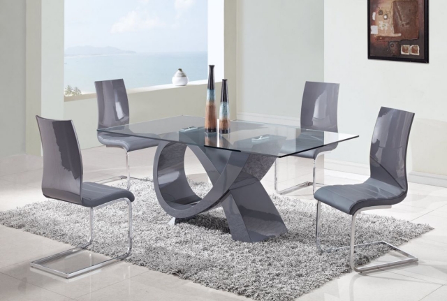 salle-à-manger-moderne-table-verre-chaises-couleur-grise