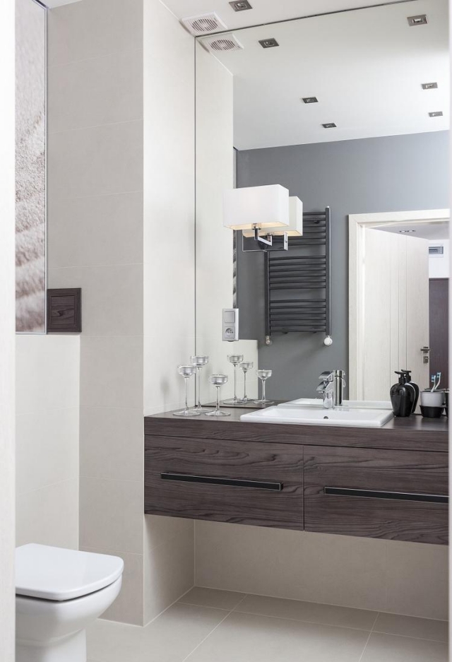 salle-bain-bois-grand-miroir-applique-sèche-serviettes