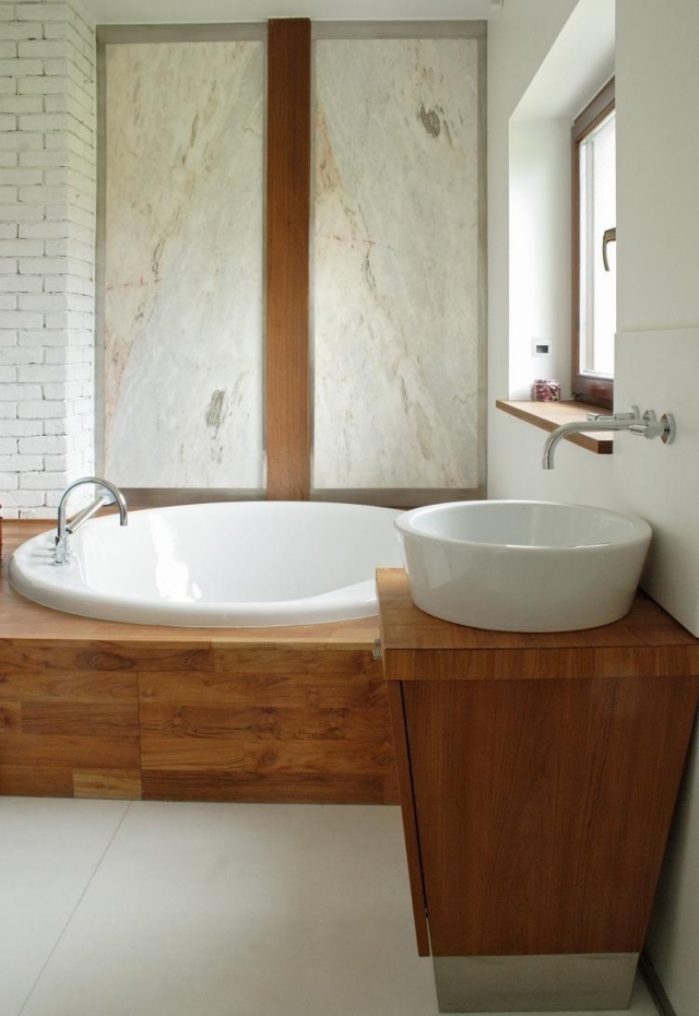 salle-bain-briques-marbre-bois-vasque-baignoire