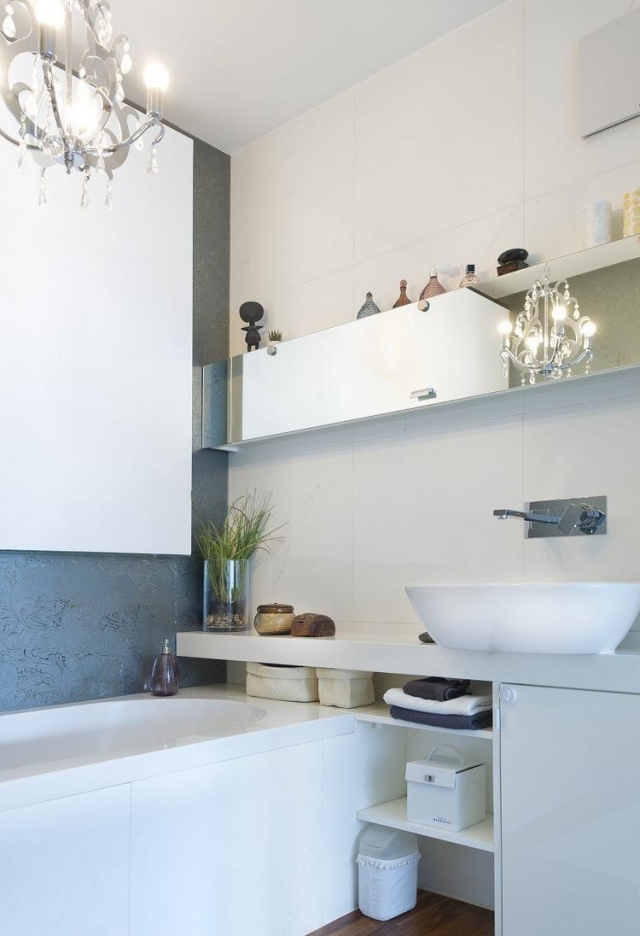 salle de bain contemporaine blanche-lustre-classique