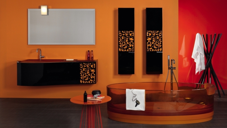 salle-bain-contemporaine-peinture-orange-mobilier-noir-baignoire