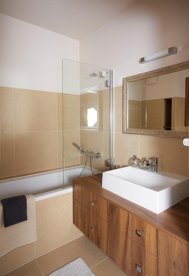salle-bain-design-moderne-beige-blanc-bois-massif