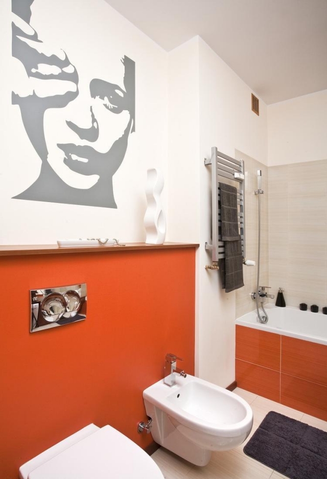 salle-bain-design-moderne-blanc-orange-déco-murale