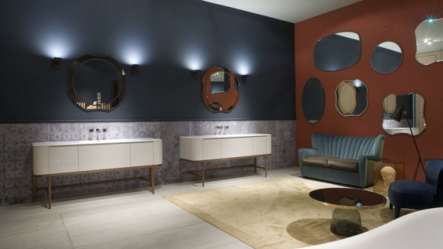 salle de bain design salle-bain-design-unique-originale-Antonio-Lupi-miroirs-design-murs-bleu-marron-canapé-bleu-rembourré