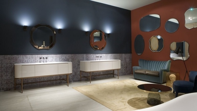 salle-bain-design-unique-originale-Antonio-Lupi-miroirs-design-murs-bleu-marron-canapé-bleu-rembourré