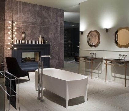 salle-bain-design-unique-originale-Antonio-Lupi-miroirs-ronds-élégants-baignoire-pieds-cheminée