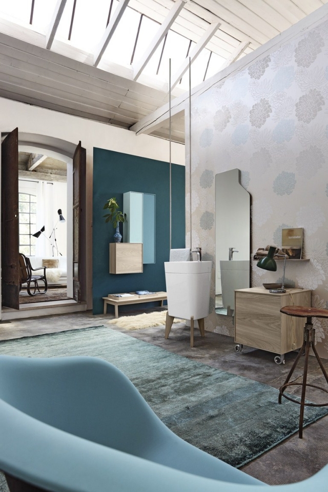 salle-bain-design-unique-originale-Cerasa-papier-peint-motifs-floraux-mur-bleu-miroir-mural