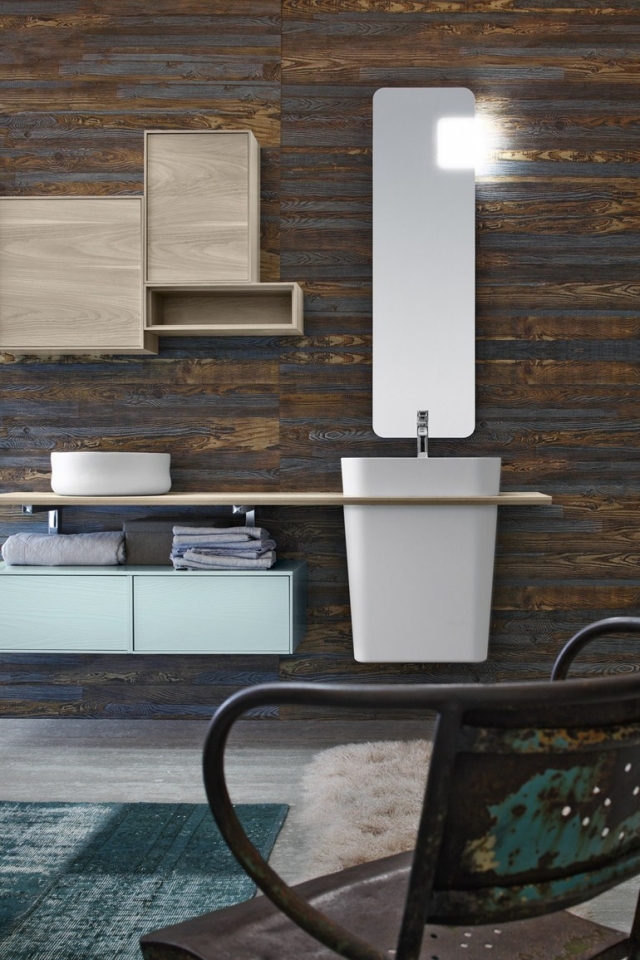salle-bain-design-unique-originale-cerasa-miroir-élégant-vertical-vasque-élégant-blanc-tapis-bleu salle de bain design