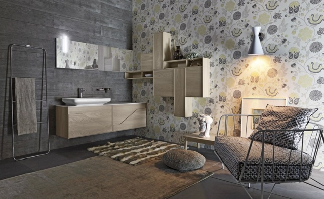 salle-bain-design-unique-originale-cerasa-papier-peint-motifs-floraux-meubles-bois-élégants