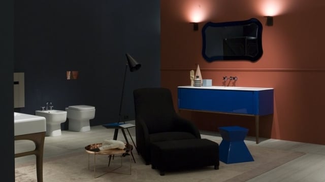 salle-bain-design-unique-originale-meuble-vasque-bleu-miroir-élégant-fauteuil-noir-Antonio-Lupi