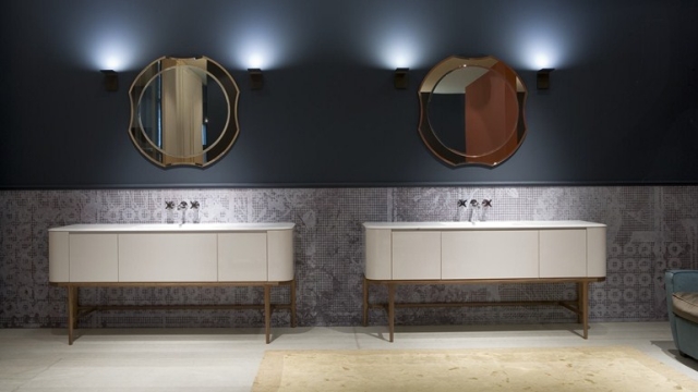 salle-bain-design-unique-originale-miroirs-ronds-élégants-mur-bleu-foncé-meubles-vasques-blancs