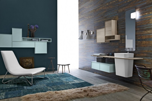 salle-bain-design-unique-originale-papier-peint-effet-bois-tapis-bleu-chaise-blanche-armoires-murales-blanches-bois