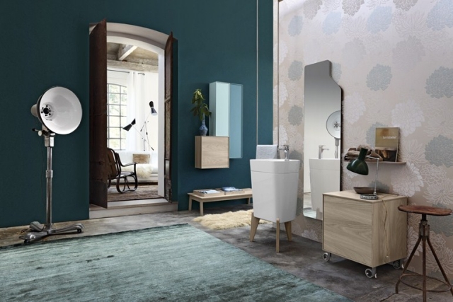 salle-bain-design-unique-originale-papier-peint-fleurs-mur-bleu-foncé-tapis-bleu-clair-armoire-bois-lampe-poser-Cerasa