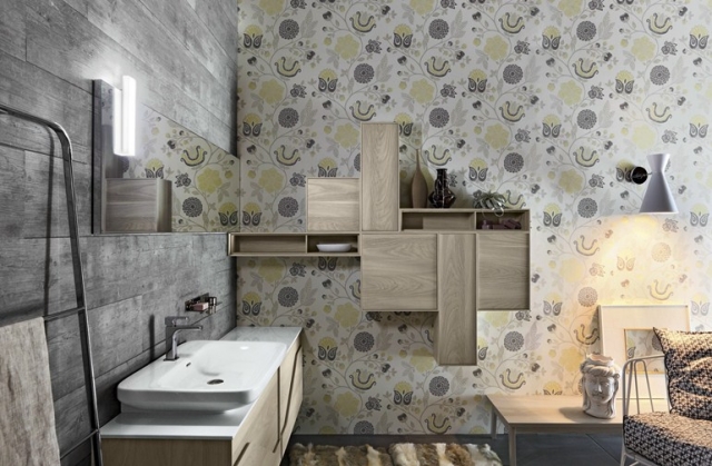 salle-bain-design-unique-originale-papier-peint-motifs-floraux-mobilier-bois-vasque-blanc