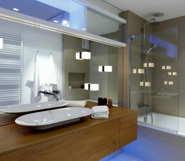 salle-bain-moderne-appliques-cubes-miroir