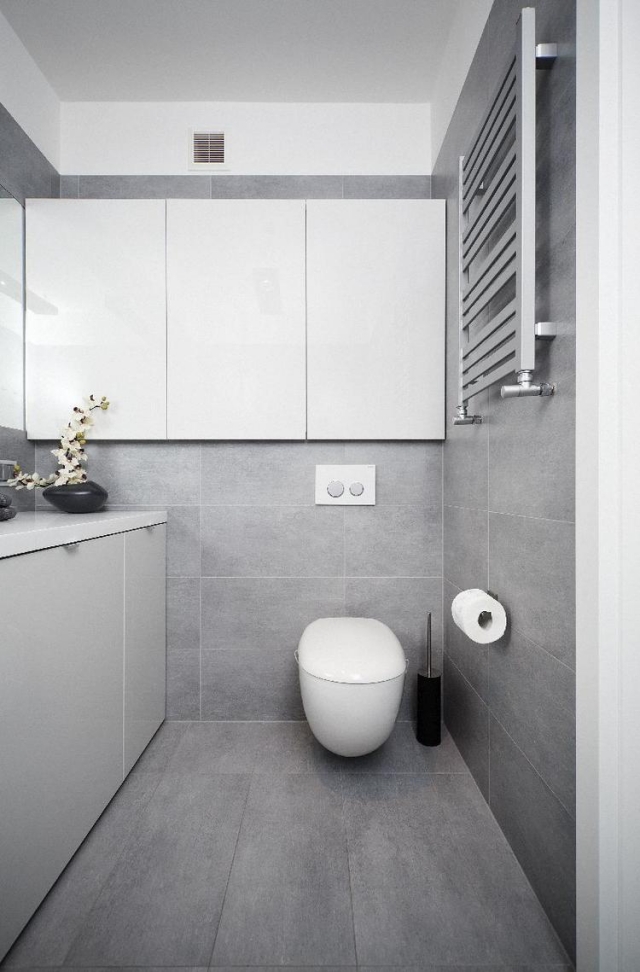 salle-bain-moderne-grise-blanche-sèche-serviettes