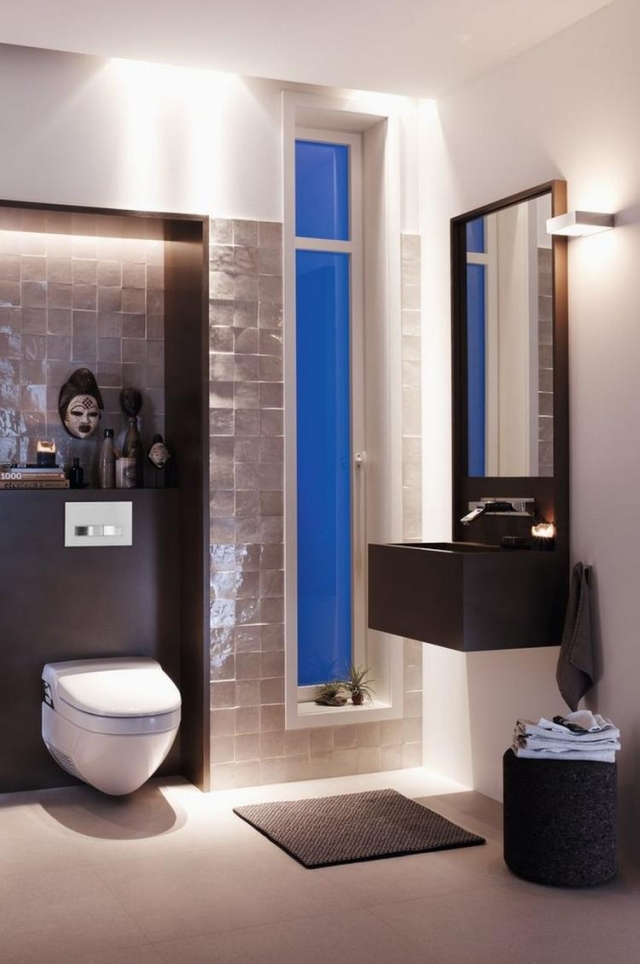 salle-bain-moderne-wc-suspendu-déco-masque-carrelage