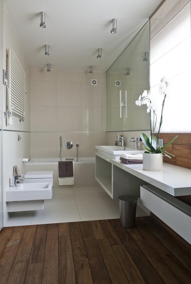 salle-bain-revêtement-bois-appliques-orientables