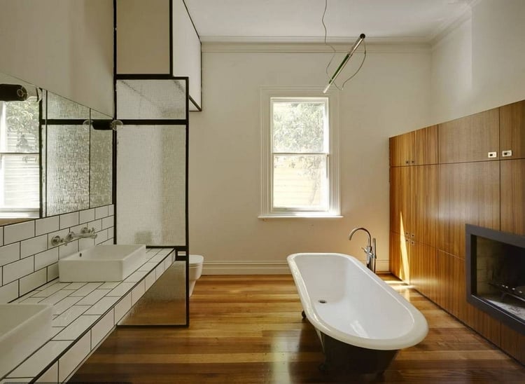 salle-bains-bois-plancher-meuble-carrelage-vintage-cheminée-confort