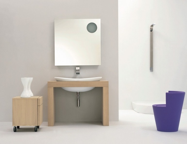 salle-bains-italienne-7-designs-Ceramica-Flaminia-BRIDGE-meuble-vasque-bois-petite-armoire-roulettes-fauteuil-lilas-miroir-carré