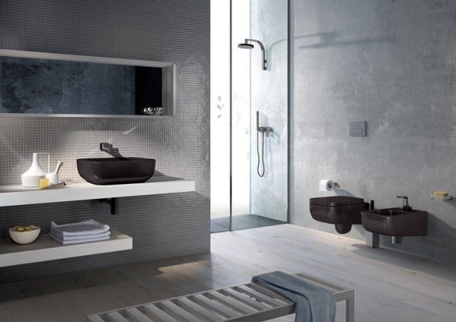 salle-bains-italienne-7-designs-Ceramica-Flaminia-COMO-mosaique-grise-cuvette-noire-suspendue-vasque-ovale-noir-banc-blanc-bois