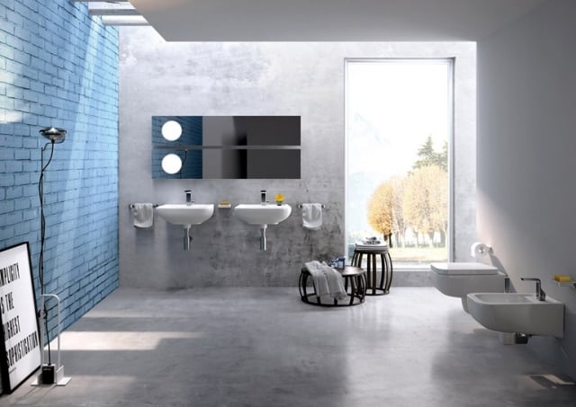 salle-bains-italienne-7-designs-Ceramica-Flaminia-COMO-papier-peint-3D-briques-bleu-cuvette-suspendue-blanche