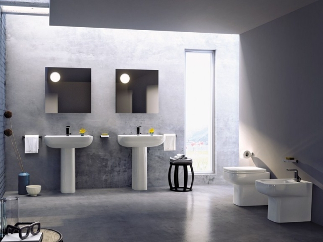 salle-bains-italienne-6-designs-Ceramica-Flaminia-COMO-papier-peint-effet-béton-lavabos-blancs-céramique-miroirs-carrés-tabourets-noirs
