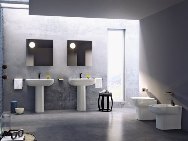 salle-bains-italienne-7-designs-Ceramica-Flaminia-COMO-papier-peint-effet-béton-lavabos-blancs-céramique-miroirs-carrés-tabourets-noirs