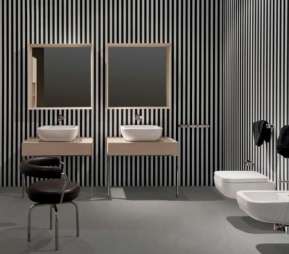 salle-bains-italienne-7-designs-Ceramica-Flaminia-COMO-papier-peint-rayures-chaise-noire-tapissée