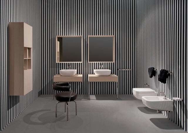 salle-bains-italienne-7-designs-Ceramica-Flaminia-COMO-papier-peint-rayures-noir-blanc-chaise-tapissée-noire