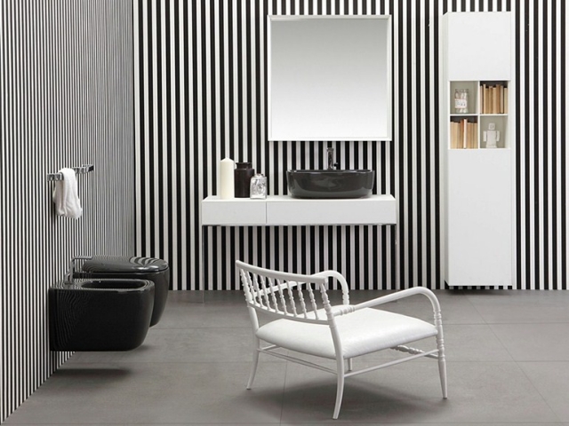 salle de bains italienne salle-bains-italienne-7-designs-Ceramica-Flaminia-MONO-chaise-blanche-papier-peint-rayures-armoire-blanche-verticale