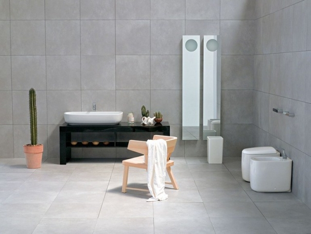 salle de bains italienne salle-bains-italienne-7-designs-Ceramica-Flaminia-MONO-chaise-bois-cuvette-blanche-miroirs-verticaux-meuble-vasque-noir