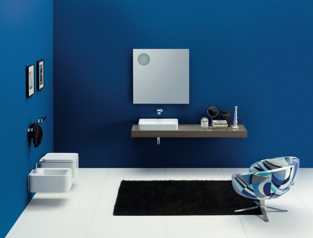 salle de bains italienne salle-bains-italienne-7-designs-Ceramica-Flaminia-NILE-tapis-noir-fauteuil-cuvette-blanche-miroir-carré-meuble-vasque-élégant-bois