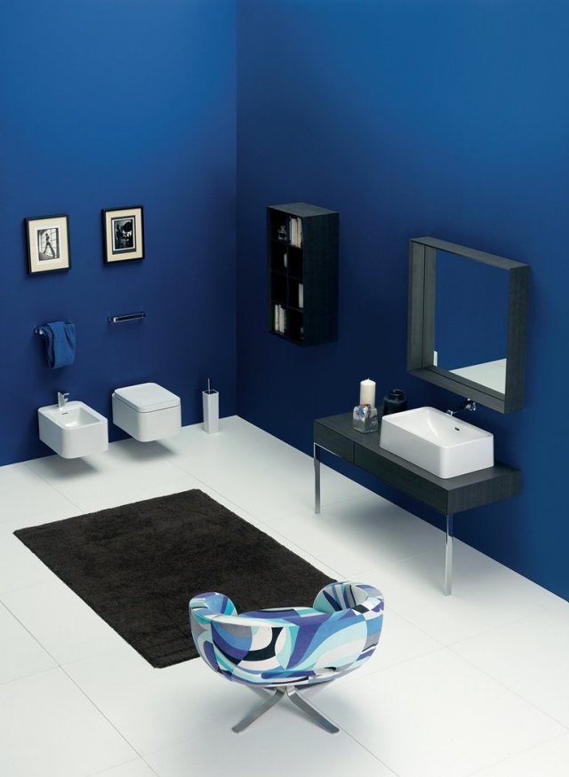 salle de bains italienne salle-bains-italienne-7-designs-Ceramica-Flaminia-murs-bleu-vif-tapis-noir-NILE-fauteuil-meuble-vasque-bois