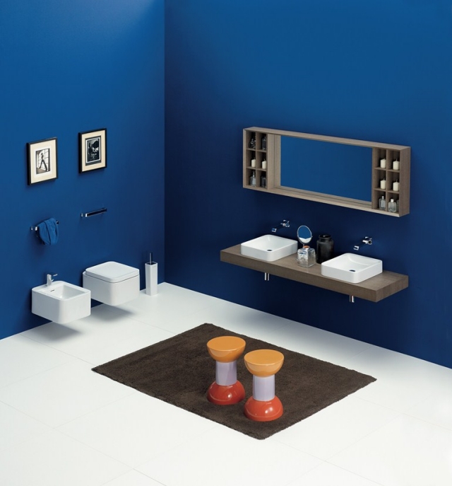 salle de bains italienne salle-bains-italienne-7-designs-Ceramica-Flaminia-murs-bleus-NILE-tapis-noir-tabourets-orange salle de bains italienne