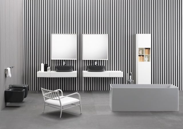 salle-bains-italienne-6-designs-Ceramica-Flaminia-papier-peint-rayures-MONO-baignoire-blanche-chaise-cuvette-noire salle de bains italienne