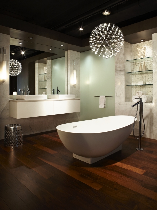salle-de-bains-en-bois-idée-originale-baignoire-ovale-lampe-ronde