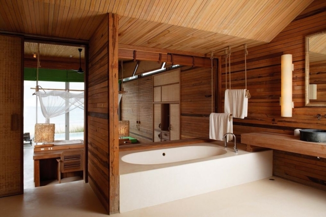 salle-de-bains-en-bois-idée-originale-baignoire-ovale-revête