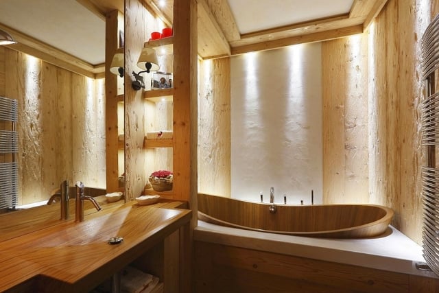 salle-de-bains-en-bois-idée-originale-baignoire-ovale-vasque