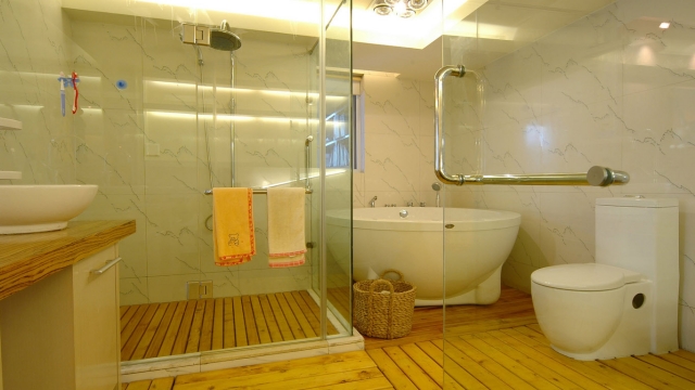 salle-de-bains-en-bois-idée-originale-caillebotis-baignoire-ronde-toilettes